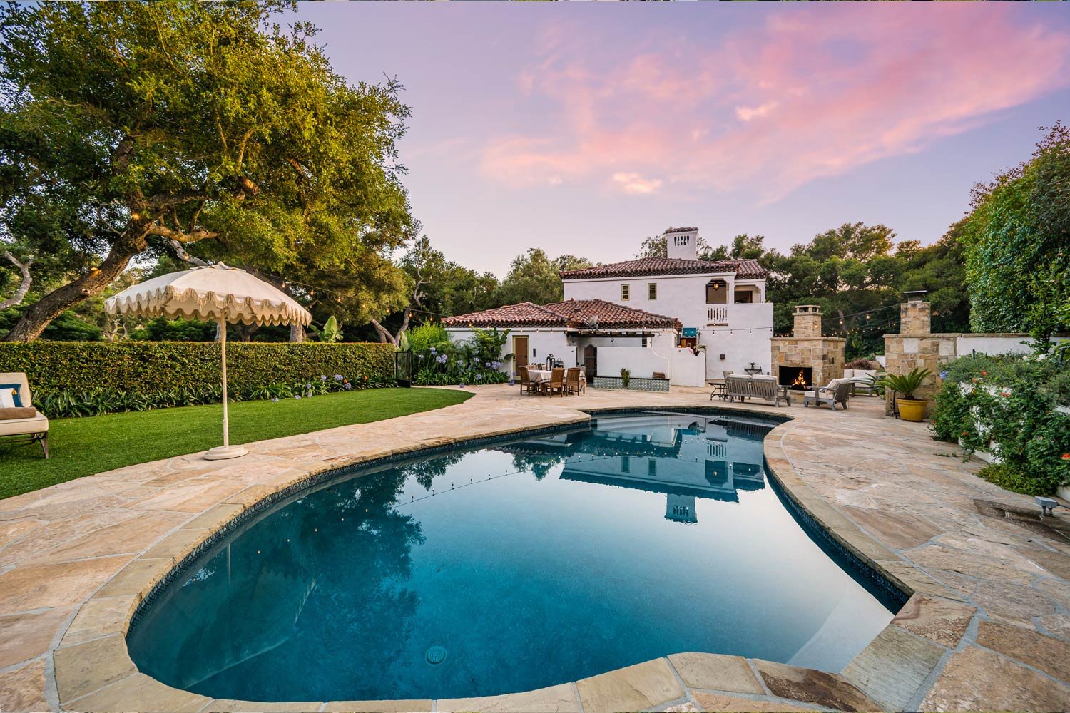 Alberca con fondo de una caa color blanco