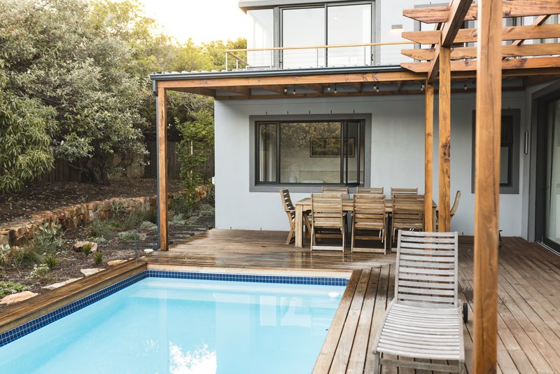 casa con alberca color blaco