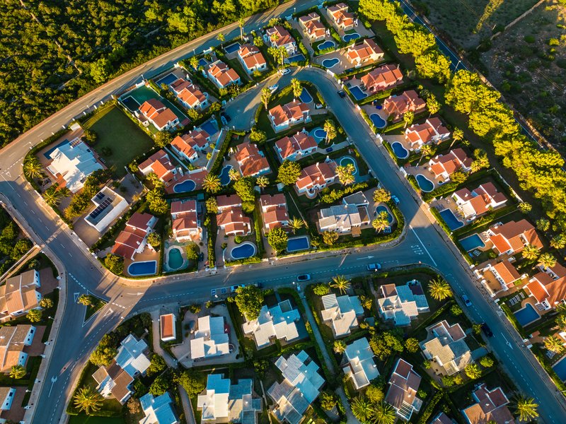 toma aerea con drone de vecinadio en la ciudad